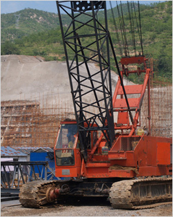 The 1st 50 ton crawler crane in China at Handan site in 1984.