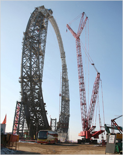 QUY1250, 1250Ton Crawler Crane at Ring of Life Project in 2012.